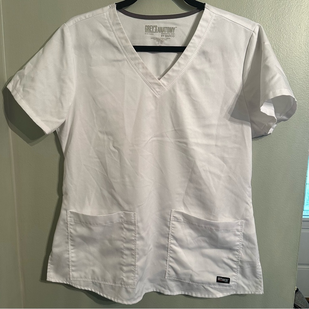 White Grey’s Anatomy by barco women’s scrub top size medium